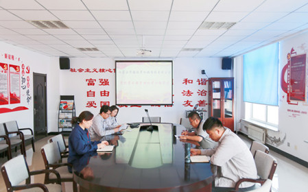 標(biāo)題：華德牧草公司黨委開(kāi)展黨紀(jì)學(xué)習(xí)教育專(zhuān)題學(xué)習(xí)
瀏覽次數(shù)：849
發(fā)表時(shí)間：2024-05-24