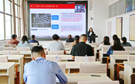 標(biāo)題：呼和浩特分院黨委副書記、工會(huì)主席劉萍講授黨課
瀏覽次數(shù)：1167
發(fā)表時(shí)間：2024-09-27